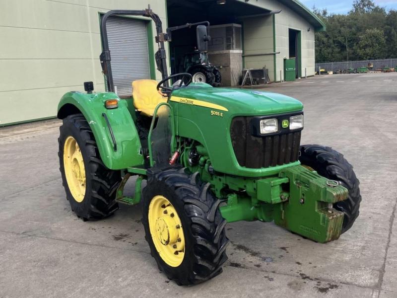 John Deere 5055E